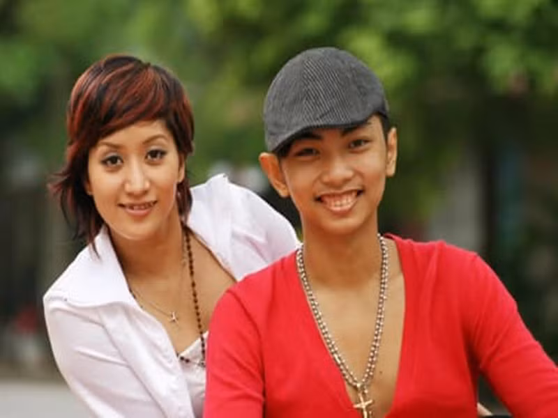 Hơn Phan Hiển 12 tuổi, Khánh Thi từng bị bố mẹ của nửa kia phản đối chuyện tình cảm. Hơn nữa, cả hai còn đối mặt với dư luận bởi từng là cô trò. Ảnh: FBNV