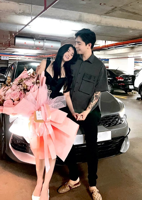 Thu Thủy được gia đình chồng yêu thương. Nữ ca sĩ chia sẻ, bố mẹ chồng không những không để tâm đến tuổi tác lẫn việc cô có con riêng mà còn ép cưới để cô có một danh phận. Ảnh: FBNV