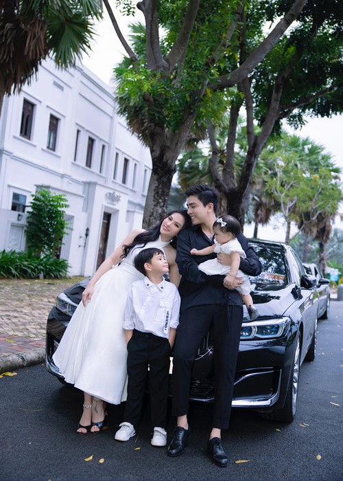 Kin Nguyễn yêu thương con trai của Thu Thủy như con ruột. Ảnh: FBNV