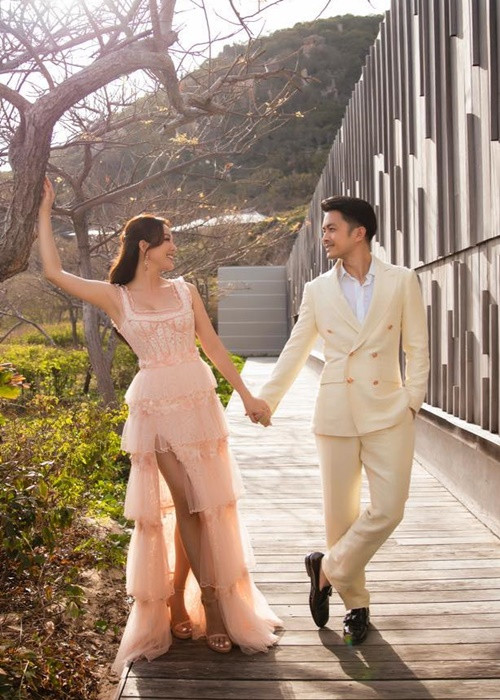 Hoa hậu Thu Hoài cùng ông xã kém 10 tuổi Trí Tống đăng ký kết hôn vào năm 2021. Ảnh: FBNV