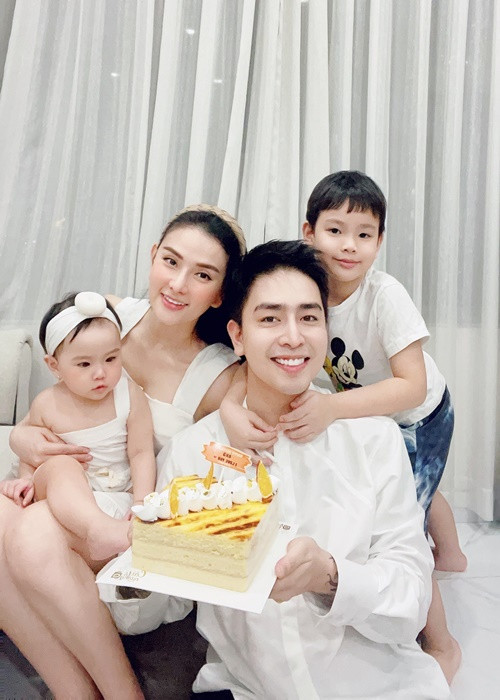 Vợ chồng nữ ca sĩ hiện tại có một cô con gái chung. Ảnh: FBNV