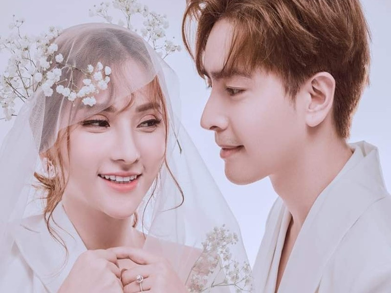 Sau 1 lần đò, có một cậu con trai riêng, ca sĩ Thu Thủy tái hôn với Kin Nguyễn. Cặp “phi công - máy bay” vênh chục tuổi. Ảnh: FBNV