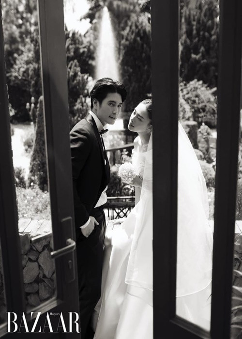 Trước đám cưới, Huy Trần và Ngô Thanh Vân được lòng gia đình đối phương. Huy Trần đã 2 lần về quê của nàng đả nữ ăn Tết. Ngô Thanh Vân từng được mẹ của Huy Trần đến ủng hộ dự án phim ảnh. Ảnh: Harper's Bazaar Vietnam