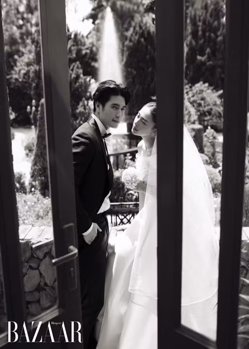 Trước đám cưới, Huy Trần và Ngô Thanh Vân được lòng gia đình đối phương. Huy Trần đã 2 lần về quê của nàng đả nữ ăn Tết. Ngô Thanh Vân từng được mẹ của Huy Trần đến ủng hộ dự án phim ảnh. Ảnh: Harper's Bazaar Vietnam