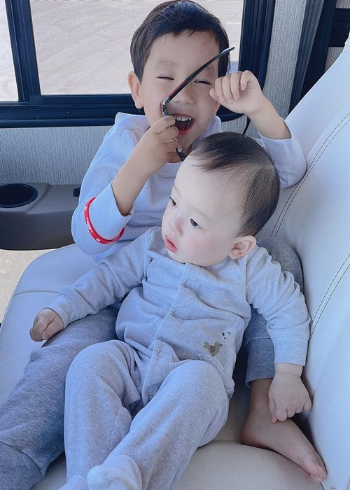 Cô chỉ thoải mái chia sẻ hình ảnh hai cậu quý tử.