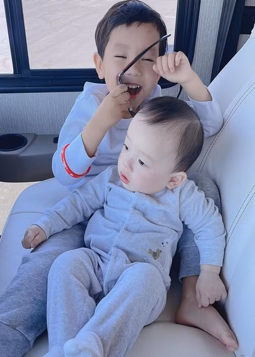 Cô chỉ thoải mái chia sẻ hình ảnh hai cậu quý tử.