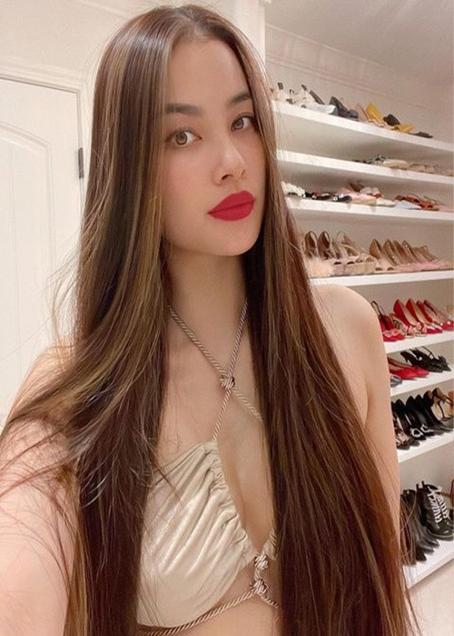 Cô khéo khoe tủ giày hàng hiệu "khủng".