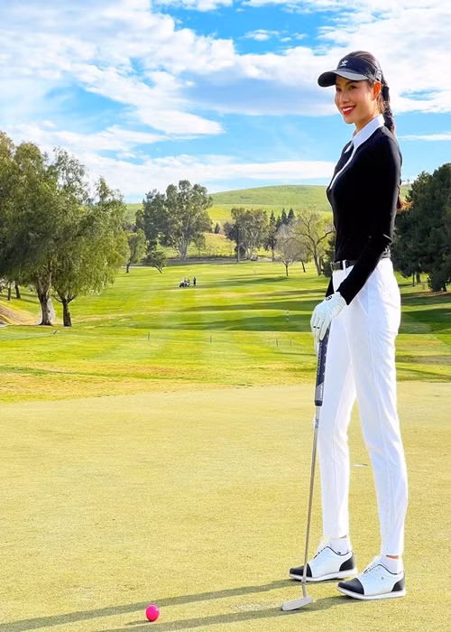 Hoa hậu Phạm Hương gia nhập hội mỹ nhân Việt yêu thích đánh golf.