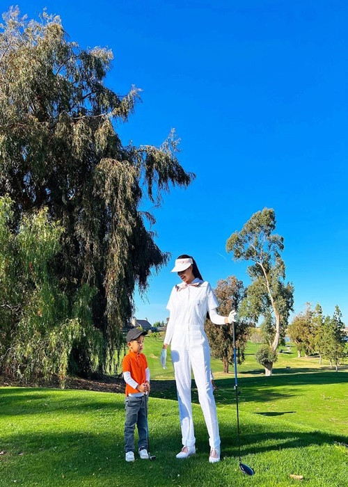 Phạm Hương cho con trai đầu lòng đi đánh golf.