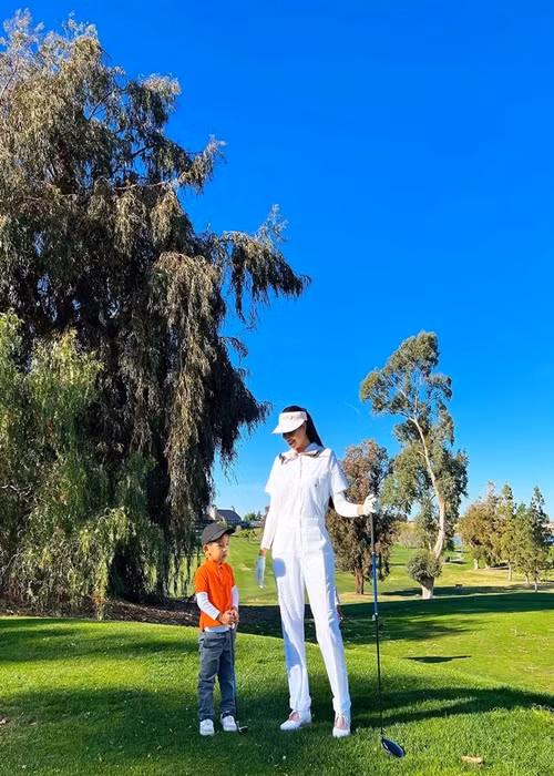 Phạm Hương cho con trai đầu lòng đi đánh golf.