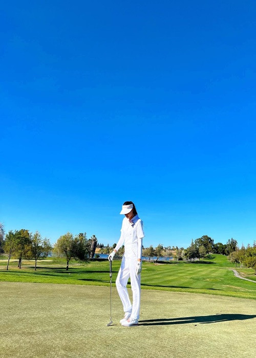 Trước golf, Phạm Hương yêu thích các môn thể thao như bơi lội, trượt tuyết.