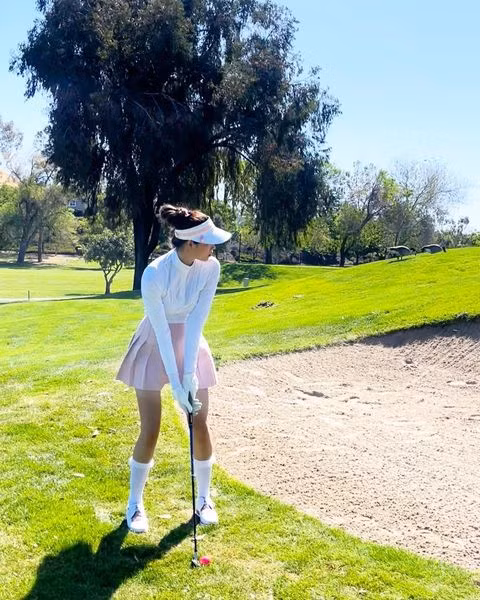 Người đẹp gốc Hải Phòng đầu tư váy áo, phụ kiện để giải trí bằng môn thể thao giới nhà giàu đam mê.