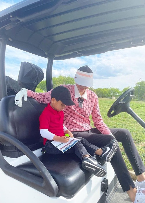 Đánh golf cùng con trai là niềm vui ngày cuối tuần của Phạm Hương.