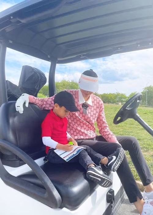 Đánh golf cùng con trai là niềm vui ngày cuối tuần của Phạm Hương.