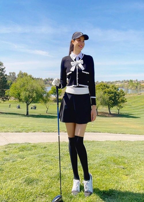 Hoa hậu Hoàn vũ Việt Nam 2015 có gu thời trang sang chảnh trên sân golf.