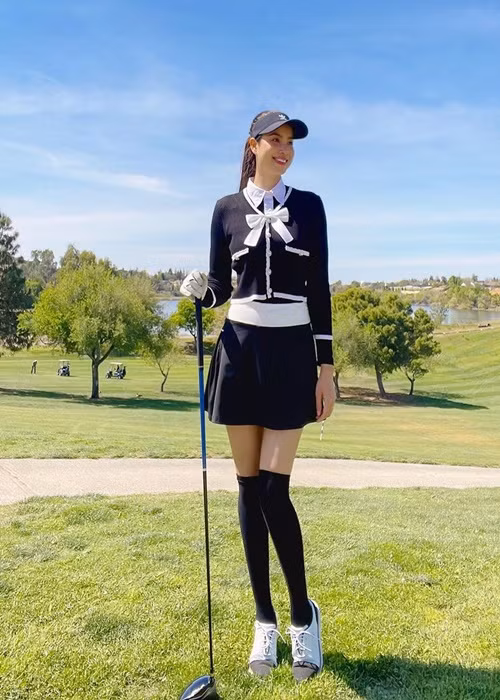 Hoa hậu Hoàn vũ Việt Nam 2015 có gu thời trang sang chảnh trên sân golf.