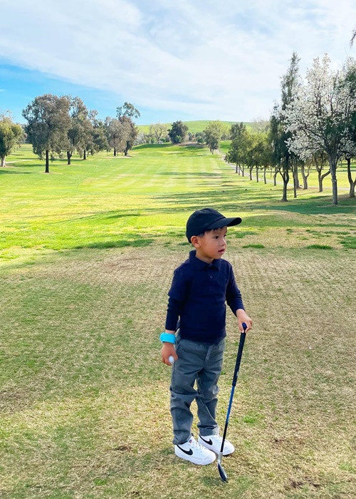 Quý tử nhà Phạm Hương được bố mẹ đầu tư cho trang phục và phụ kiện để tham gia bộ môn thể thao sang chảnh.