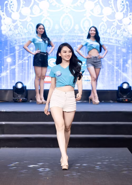 Tuy chưa có kinh nghiệm và thậm chí vấp ngã trong buổi học nhưng với những chỉ dẫn của huấn luyện viên, các thí sinh đã tiếp thu những góp ý và có cho mình những bài học đầu tiên.