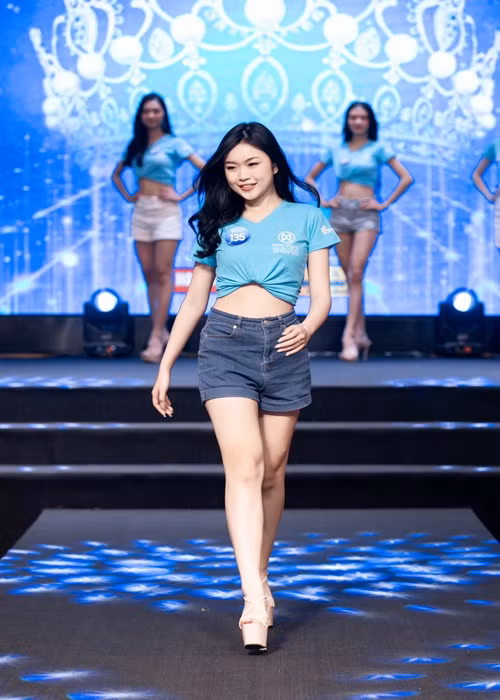 Các thí sinh tập luyện trong trang phục áo phông, quần short.