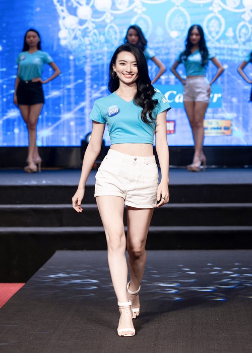 64 thí sinh xuất sắc của cuộc thi tập catwalk dưới sự hướng dẫn của chuyên gia đào tạo hoa hậu người Philippines - Anjo Santos cùng cô trợ lý kiêm người mẫu của ông - Trixia Jorgia Aganan.