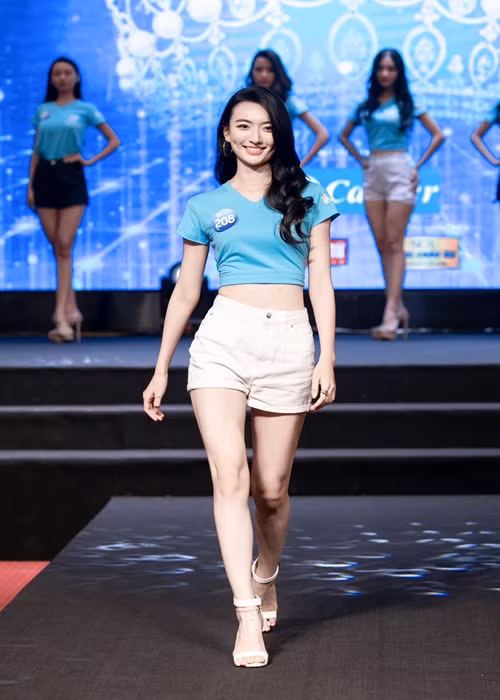 64 thí sinh xuất sắc của cuộc thi tập catwalk dưới sự hướng dẫn của chuyên gia đào tạo hoa hậu người Philippines - Anjo Santos cùng cô trợ lý kiêm người mẫu của ông - Trixia Jorgia Aganan.