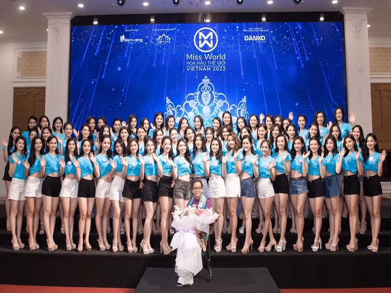 Không thể catwalk được trên đôi chân của mình nữa nhưng do tâm huyết với nghề, ông Santos đã chấp nhận lời mời của ban tổ chức.