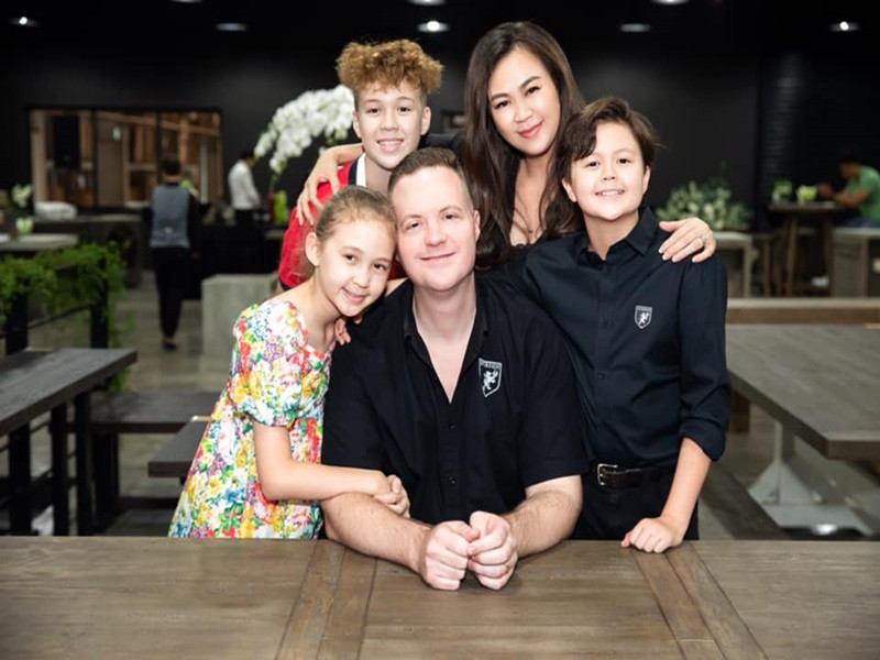 Vợ chồng Ngọc Nga có 3 con chung: William (sinh năm 2006), Edward (sinh năm 2008) và Elizabeth (sinh năm 2010).