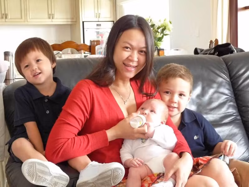 Ngọc Nga không hoạt động nghệ thuật để hỗ trợ chồng kinh doanh cũng như chăm sóc các con.