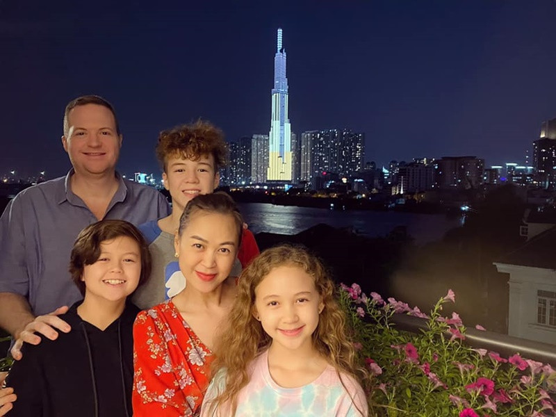 Ngọc Nga dạy các con của mình tự lập từ sớm như tự đi xe bus đến trường và chiều về nhà cũng vậy.