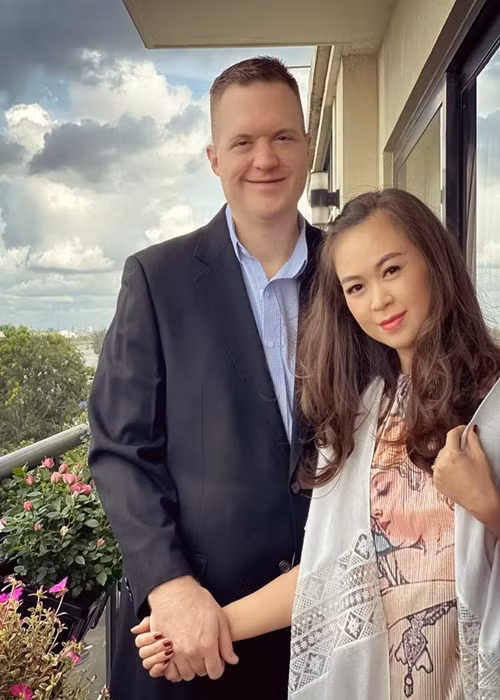 Cựu người mẫu chia sẻ bí quyết giữ hôn nhân hạnh phúc: “Chúng tôi quan niệm vợ chồng phải thẳng thắn nói ra những điều không hài lòng về nhau, cùng nhau sửa đổi. Cả hai không chỉ sống cho mình mà còn sống cho gia đình”.