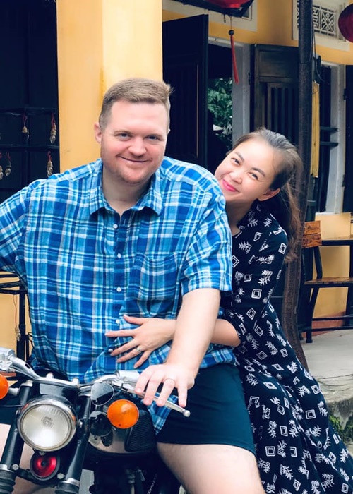 Ngọc Nga kể, sau lần đầu gặp đầu tiên tại một bữa tiệc sinh nhật, cô tỏ ý không thích Lindsay nhưng anh vẫn theo đuổi. 3 tháng sau cuộc hẹn đầu tiên, Lindsay đến nhà gặp mẹ của Ngọc Nga và nói muốn tìm hiểu Ngọc Nga để cưới làm vợ. Cựu người mẫu từ chối nhưng Lindsay nói hãy cho anh cơ hội. Đến tận lúc cưới, Ngọc Ngọc chưa yêu Lindsay nhiều.