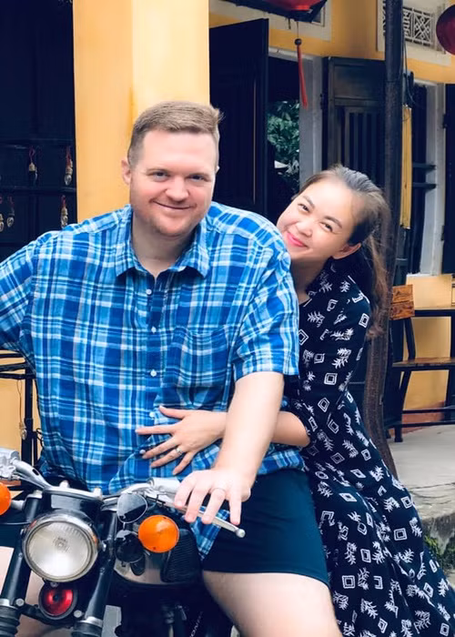 Ngọc Nga kể, sau lần đầu gặp đầu tiên tại một bữa tiệc sinh nhật, cô tỏ ý không thích Lindsay nhưng anh vẫn theo đuổi. 3 tháng sau cuộc hẹn đầu tiên, Lindsay đến nhà gặp mẹ của Ngọc Nga và nói muốn tìm hiểu Ngọc Nga để cưới làm vợ. Cựu người mẫu từ chối nhưng Lindsay nói hãy cho anh cơ hội. Đến tận lúc cưới, Ngọc Ngọc chưa yêu Lindsay nhiều.