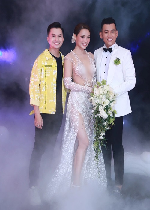 Ca sĩ Nam Cường cũng đến chúc mừng vợ chồng Lý Bình. Ảnh: Sức khỏe và đời sống