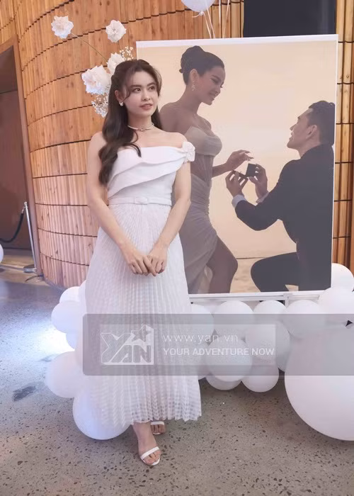 Trương Quỳnh Anh diện váy trắng tham dự tiệc cưới. Ảnh: Yan