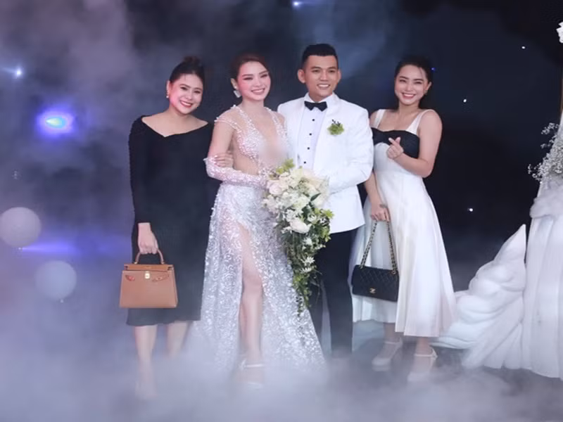 Hồ Bích Trâm (váy đen) và Hải Băng tham dự đám cưới của Phương Trinh. "Bà bầu" Hồ Bích Trâm chia sẻ trên Saostar: "Đáng lẽ Trâm không đến được đâu, nhưng vì chúc phúc cho anh chị nên Trâm đã cố gắng đến đây. Không gian tiệc cưới quá lộng lẫy và không còn từ gì để miêu tả, Trâm chúc cho chị Trinh và Lý Bình sẽ luôn viên mãn và hạnh phúc". Ảnh: Sức khỏe và đời sống