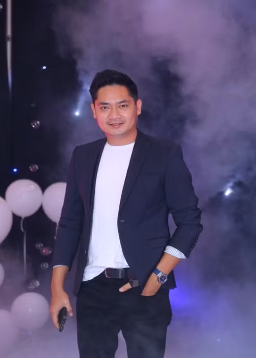 Minh Luân một mình đến chúc mừng vợ chồng Phương Trinh. Ảnh: Saostar