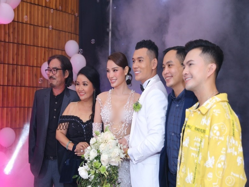 Vợ chồng nghệ sĩ Ngân Quỳnh sánh đôi đến chúc mừng Phương Trinh - Lý Bình. Ảnh: Saostar