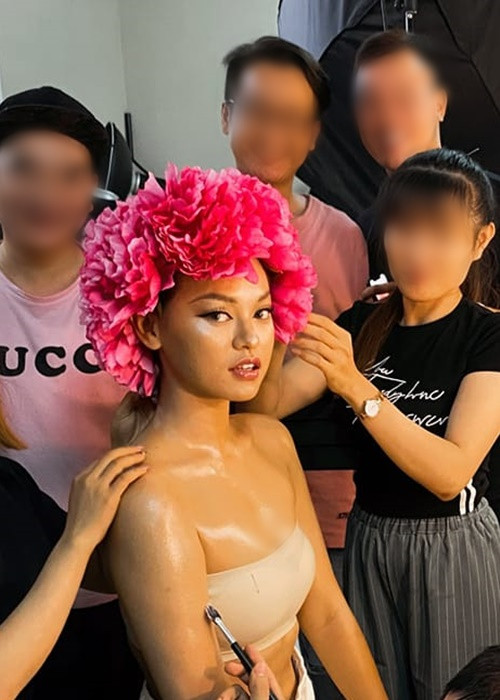 Nữ người mẫu “o ép” vòng một với mẫu áo quây.