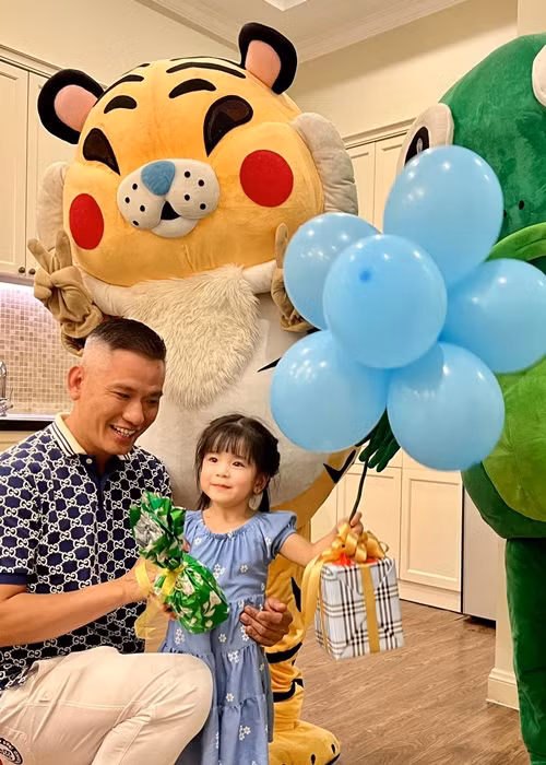 Cô nhóc thừa hưởng những nét đẹp từ bố lẫn mẹ.