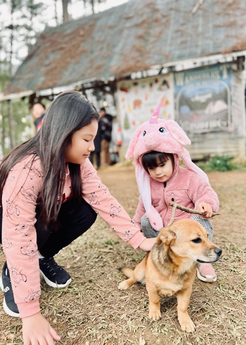Jennifer Phạm chia sẻ, bé Nấm lúc thì trông giống bà ngoại, có lúc lại có nhiều nét giống bố. Nhiều người lại cho rằng bé Nấm là bản sao của chị gái Na.