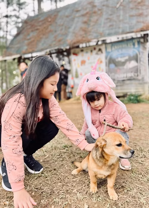 Jennifer Phạm chia sẻ, bé Nấm lúc thì trông giống bà ngoại, có lúc lại có nhiều nét giống bố. Nhiều người lại cho rằng bé Nấm là bản sao của chị gái Na.