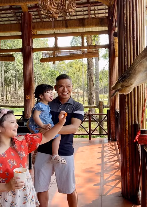 Bé Na và bé Nấm bên bố trong một chuyến du lịch.