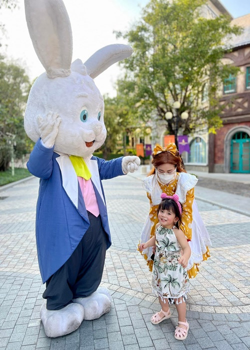 Bé Nấm càng lớn càng xinh xắn như thiên thần.