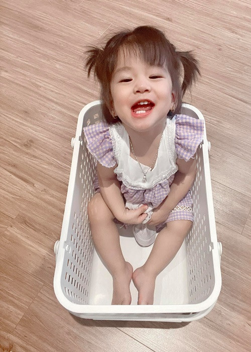 Con gái của Jennifer Phạm sở hữu đôi mắt đen to tròn, khuôn miệng trái tim nhỏ nhắn.