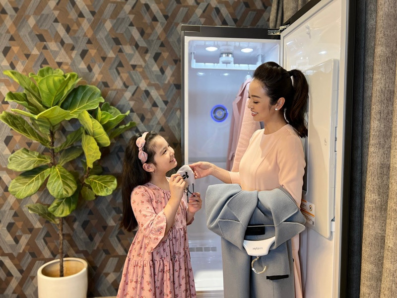 Bé Na đóng không ít quảng cáo, tham gia sự kiện cùng mẹ.