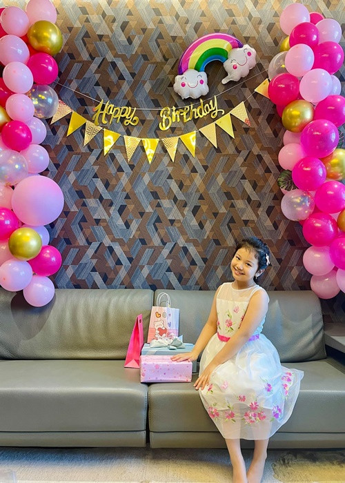 Bé Na tên thật là Thùy An, sinh năm 2013. Cô nhóc sở hữu khuôn mặt bầu bĩnh, đôi mắt tròn đen láy cùng mái tóc xoăn.