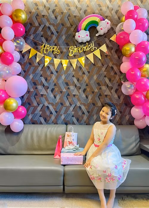 Bé Na tên thật là Thùy An, sinh năm 2013. Cô nhóc sở hữu khuôn mặt bầu bĩnh, đôi mắt tròn đen láy cùng mái tóc xoăn.