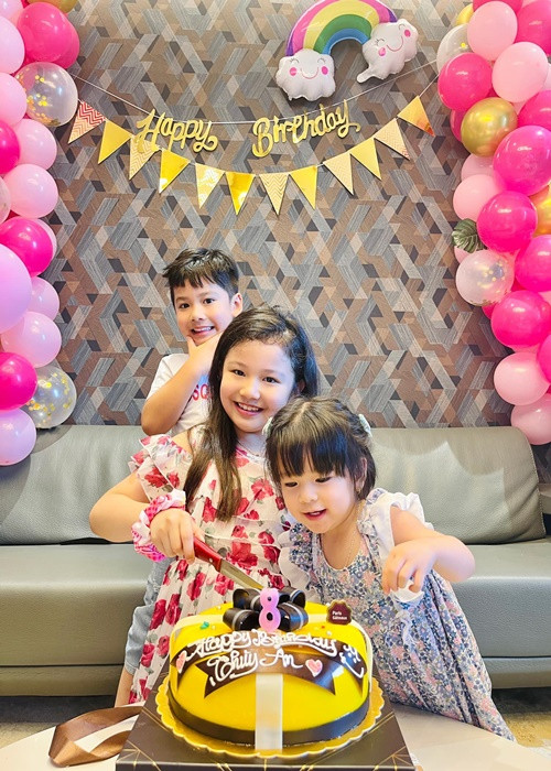 Bé Na đóng quảng cáo từ khi còn rất nhỏ nên tỏ ra tự tin mỗi khi đứng trước ống kính máy ảnh.