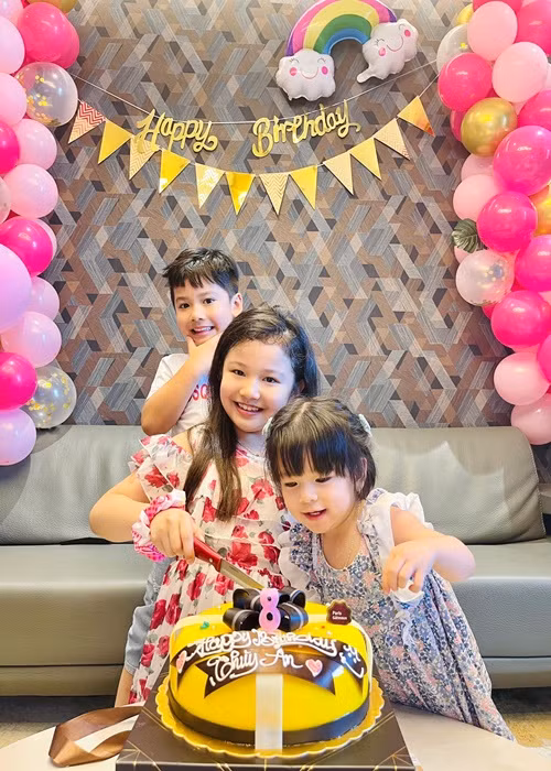 Bé Na đóng quảng cáo từ khi còn rất nhỏ nên tỏ ra tự tin mỗi khi đứng trước ống kính máy ảnh.