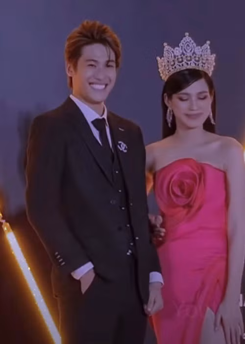 Sau khi từ chối nam đồng nghiệp, Đỗ Thị Hà đặt tay lên eo chụp ảnh. Còn chàng trai chỉ biết cười trừ trước sự từ chối của nàng hoa hậu. Ảnh: Yeah1